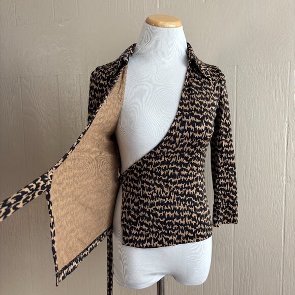DVF Diane Von Furstenberg Vintage Silk Printed Flattering Collared Wrap Top - Picture 13 of 13